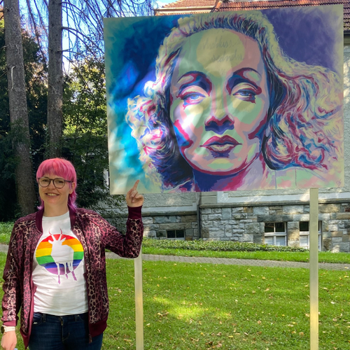 Alexa Krause mit Portrait Marlene Dietrich, Foto: Christoph Meerpohl