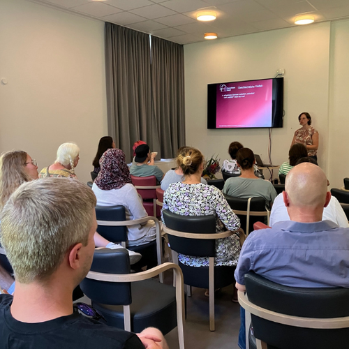 Die Referentin Maike Schöne ist Leiterin des Frauenhauses Soest beim Vortrag „Queerfeminimus und geschlechtliche Vielfalt“