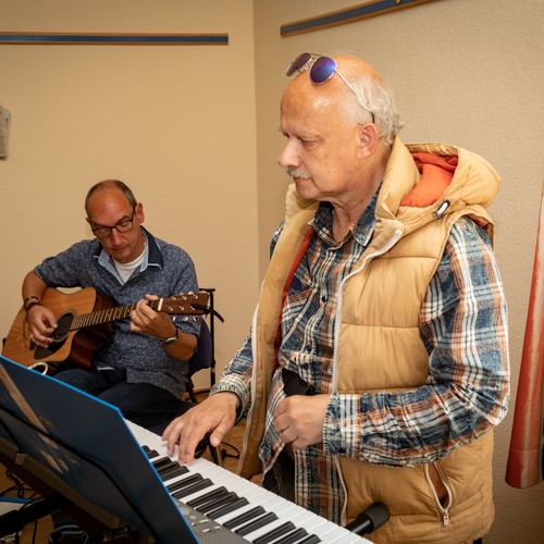 Zwei Bewohner der Musikband "The Connections" bei der Probe.