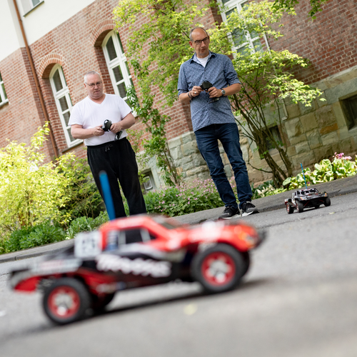 Zwei Nutzer lassen ihre selbst zusammengebauten Rennautos per Fernbedienung fahren.