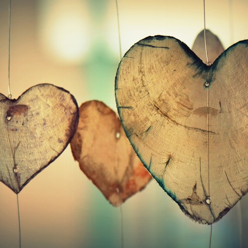 Drei Herzen aus Holz hängen vor einer Scheibe. Bild von Ben Kerckx auf Pixabay