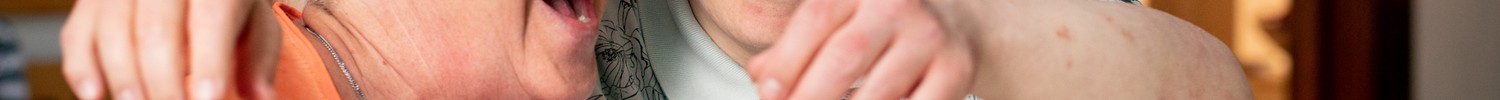 Eine leistungsberechtigte Person mit einer Betreuungsfachkraft im HPZ.