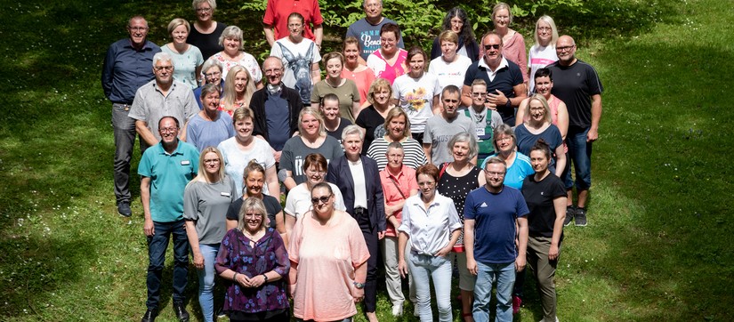 Ein Teamfoto vieler Mitarbeiter:innen des LWL-Wohnverbundes Warstein.