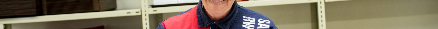 Eine leistungsberechtigte Person bei seiner Tätigkeit in der WfiAT.
