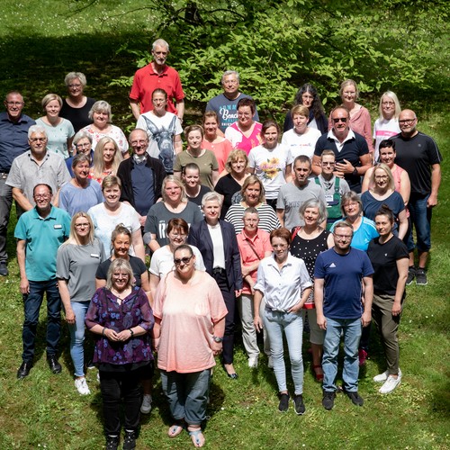 Ein Gruppenfoto vieler Mitarbeiter:innen des LWL-Wohnverbundes Warstein.