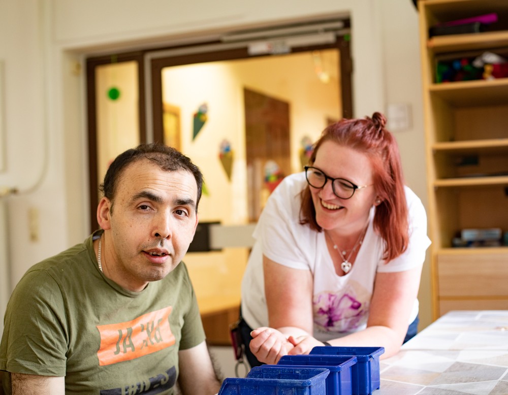 Eine leistungsberechtigte Person mit einer Betreuungsfachkraft im HPZ.