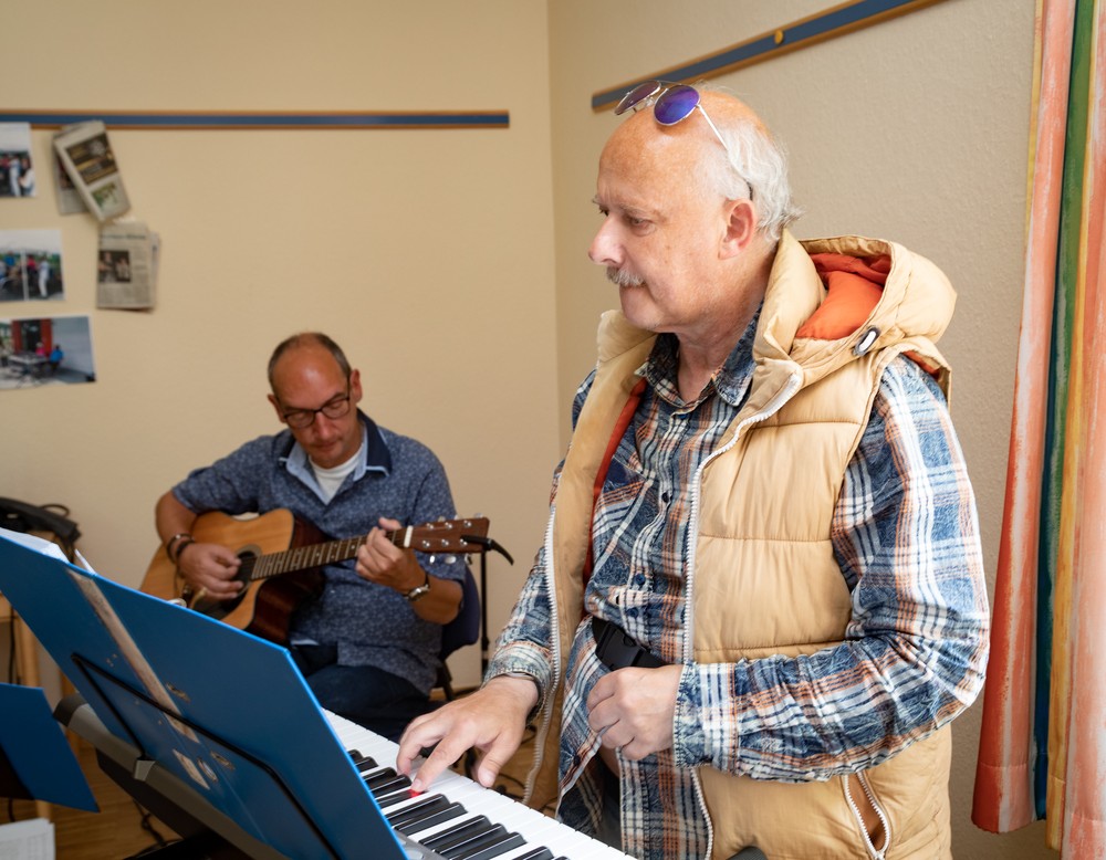 Zwei leistungsberechtigte Personen bei der Bandprobe in der Tagesstätte KLuB.