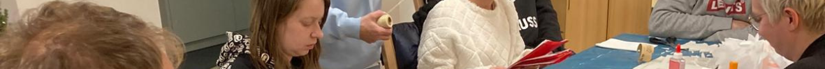 Leistungsberechtigte Personen beim gemeinsamen Basteln.