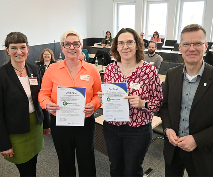 Gruppenbild mit Auszeichnung